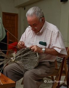 Cestería tradicional en vareta de olivo